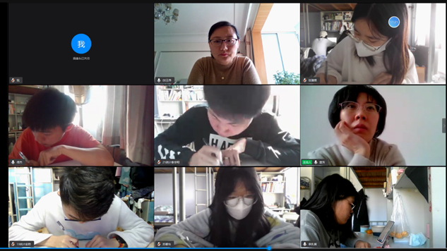 人不同表情的照片 中度可信度描述已自动生成